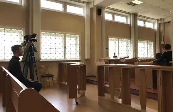 Фота з залы суда. На лаве &mdash; абвінавачваны Сцяпан / Еўрарадыё