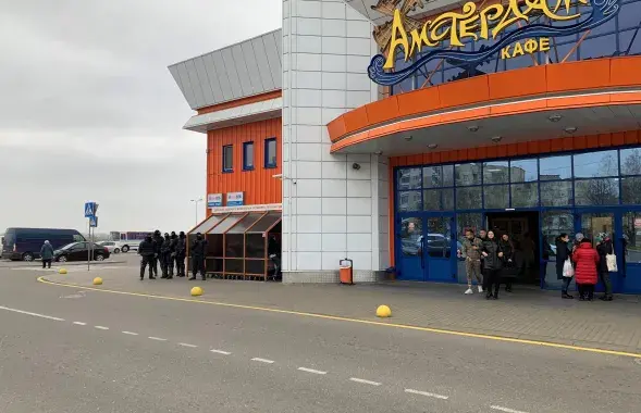 Сілавікі каля ГЦ "Карона" чакаюць пратэстоўцаў / Еўрарадыё​&nbsp;