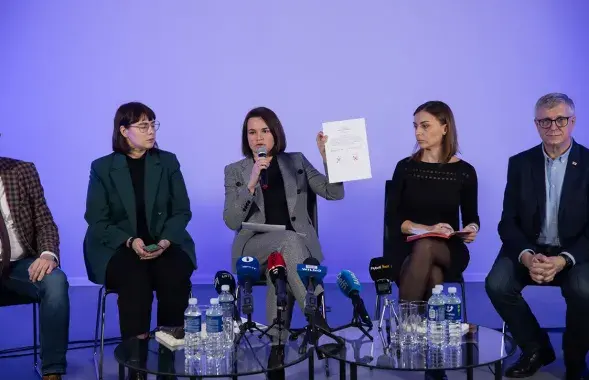 Святлана Ціханоўская дэманструе, як запаўняць бюлетэнь на рэферэндуме / Офіс Святланы Ціханоўскай