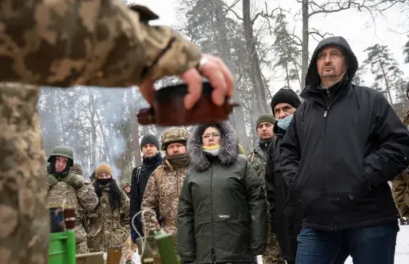 Украінскія добраахвотнікі на інструктажы па розных тыпах мін / The Washington Post
