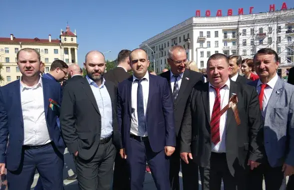 Сергей Ермыкин &mdash; второй справа, с георгиевской лентой. Фото: ldp.by​