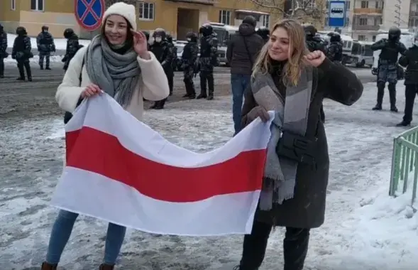Затрыманыя дзяўчыны з БЧБ-сцягам / скрыншот РИА Новости