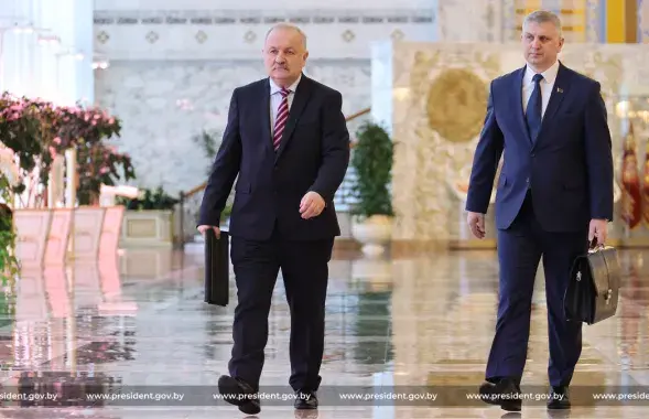 Кіраўнік Нацбанка Павел Калаур (злева) сёння з дакладам у Аляксандра Лукашэнкі​ /&nbsp;president.gov.by