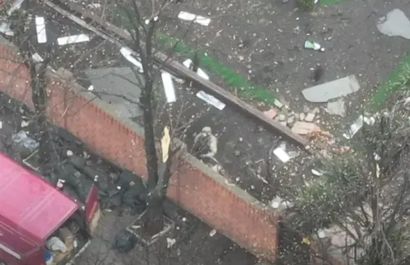 Через забор летят гранаты / Скриншот из&nbsp;видео "Азова"