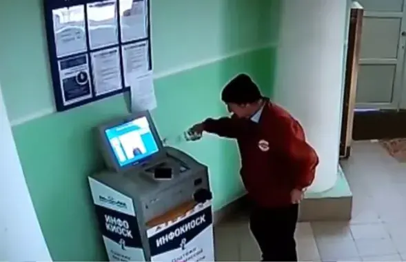 Скриншот с видео милиции.​