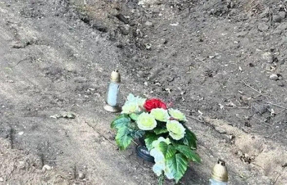 Раней з зямлёй зраўнялі магілы польскіх салдат у вёсцы Мікулішкі Ашмянскага раёна /&nbsp;twitter.com/PLinBelarus