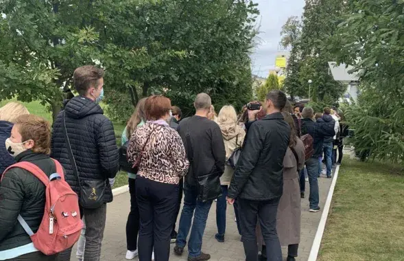 Чарга да будынка суда перад абвяшчэннем прысуду Марыі Калеснікавай і Максіму Знаку / Еўрарадыё