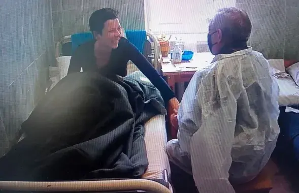 Maryia Kalesnikava with her father after surgery
