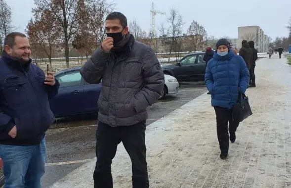 Дмитрий Крук (в маске) вышел на свободу / t.me/rada_vision​