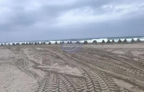 Акрамя акопаў уздоўж узбярэжжа Чорнага мора ўсталявалі супрацьтанкавыя надолбы / @Crimeanwind
