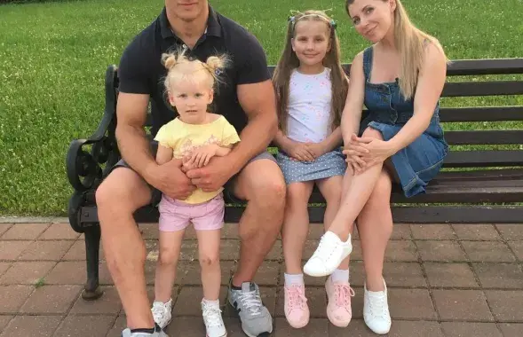 Аляксей Кудзін з жонкай і дочкамі / tribuna.com​