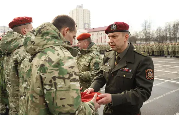 Николай Карпенков вручает краповый берет / vk.com/mvdgovby​