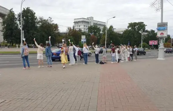 Цепь солидарности возле кинотеатра &quot;Октябрь&quot; / TUT.by