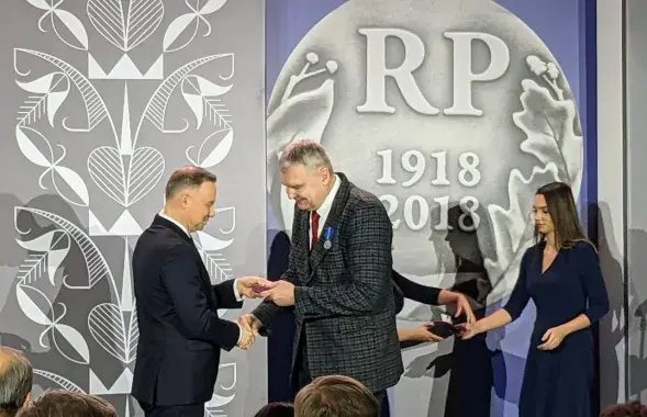 Анджэй Дуда ўзнагароджвае Алега Латышонка / racyja.com

