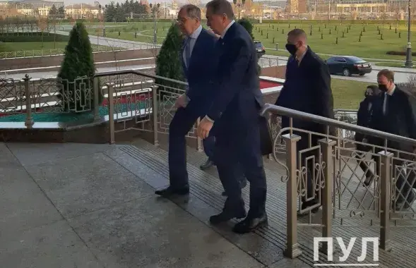 Сергей Лавров и Владимир Макей идут во Дворец Независимости / @pul_1​