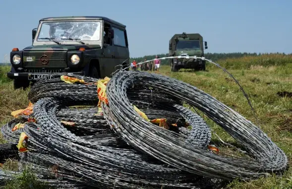 З-за вялікай плыні мігрантаў у Літве абвясцілі надзвычайнае становішча і пачалі будаваць на мяжы загароду з калючага дроту​ / Reuters