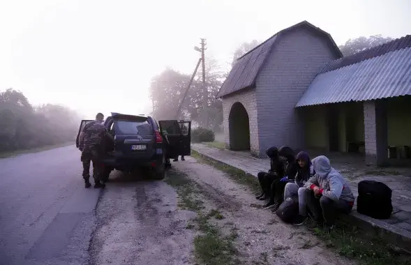 Более 30 мигрантов сбежали из лагеря в Литве / Reuters​