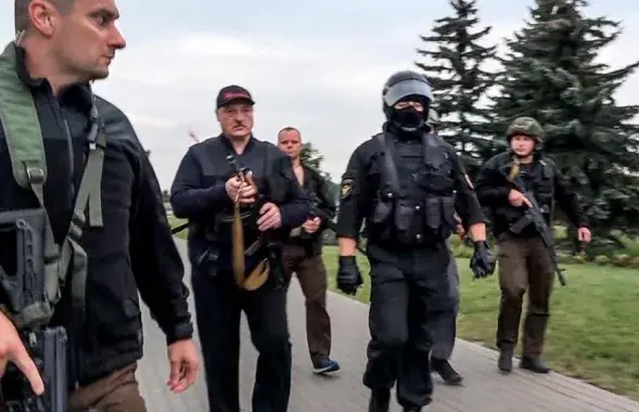 Аляксандр Лукашэнка з аўтаматам каля Палаца Незалежнасці / Скрыншот з відэа​