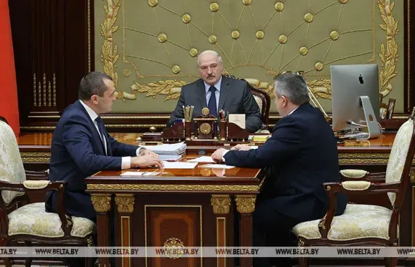 Міністр сельскай гаспадаркі і харчавання Іван Крупко (справа) і віцэ-прэм&#39;ер Аляксандр Субоцін (злева) з дакладамі ў Аляксандра Лукашэнкі / БЕЛТА​