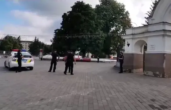 В Луцке в заложники захватили автобус с пассажирами / кадр​ из видео