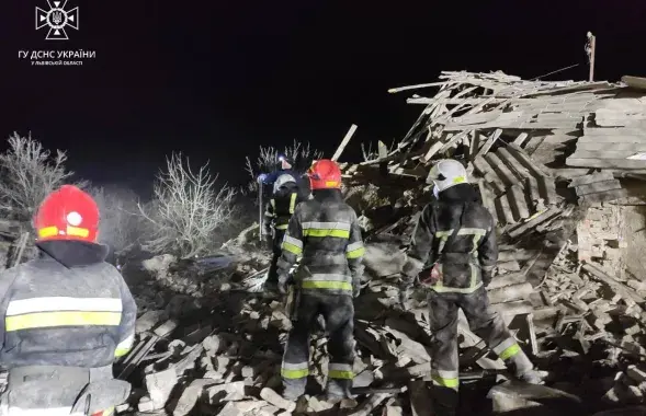 Спасатели разбирают завалы на месте попадания российской ракеты в Львовской области / ГСЧС
