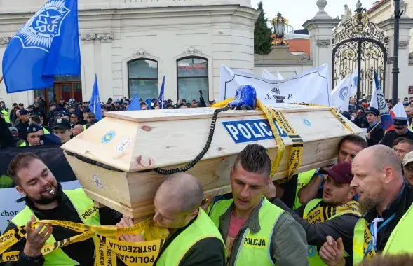 Труна з надпісам &quot;Паліцыя&quot; на акцыі пратэсту ў Польшчы.