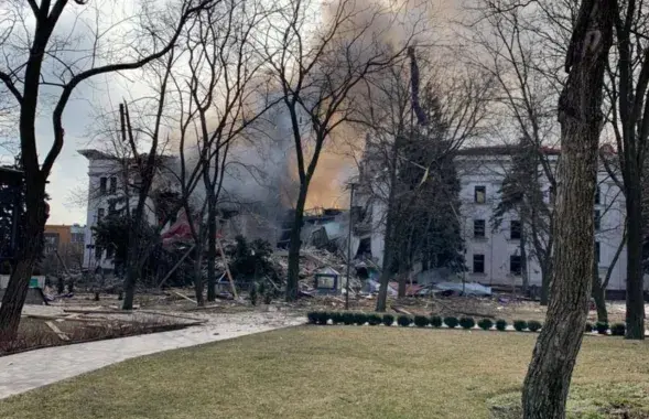 Драматический театр после попадания в него бомбы / Фото из соцсетей​