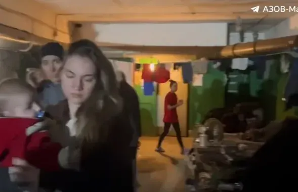 Мирные жители в подземельях "Азовстали" / скриншот из видео