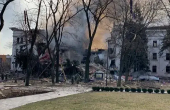 Бомбежка Мариупольского драмтеатра / slovoidilo.ua