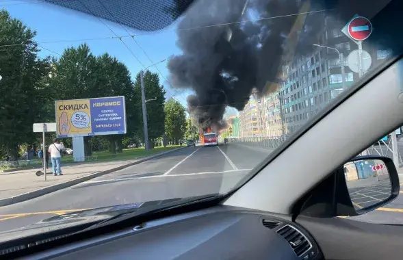 Праз узгаранне аўтобуса МАЗ рух на Святланаўскім праспекце Санкт-Пецярбурга 23 чэрвеня быў перакрыты /&nbsp;@fontankaspb