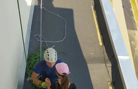 Ад краю даху да навеса было 2,5 метра, сама выбрацца дзяўчынка не магла /&nbsp;mchs.gov.by