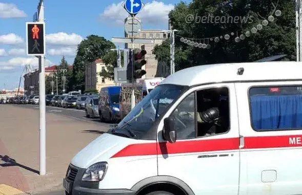 Машина медиков, где был замечен человек в спецформе / @belteanews​