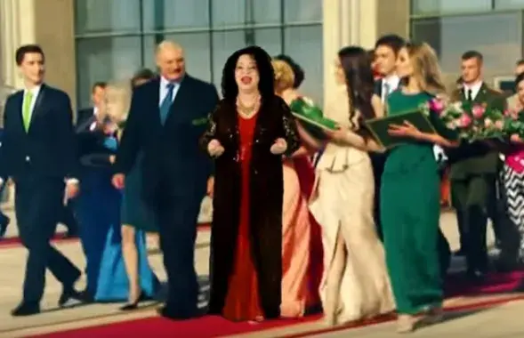 Мariah Gregory and Alyaksandr Lukashenka. Screenshot from the singer&rsquo;s Eurovision promo