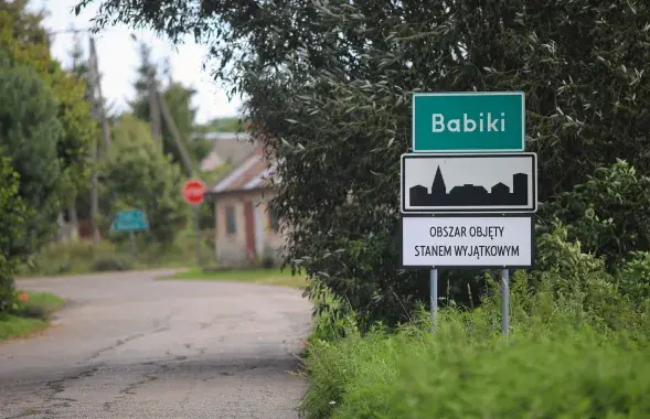 
Дарожны знак &quot;Зона надзвычайнага становішча&quot; на мяжы з Беларуссю каля мястэчка Бабікі / Reuters​
