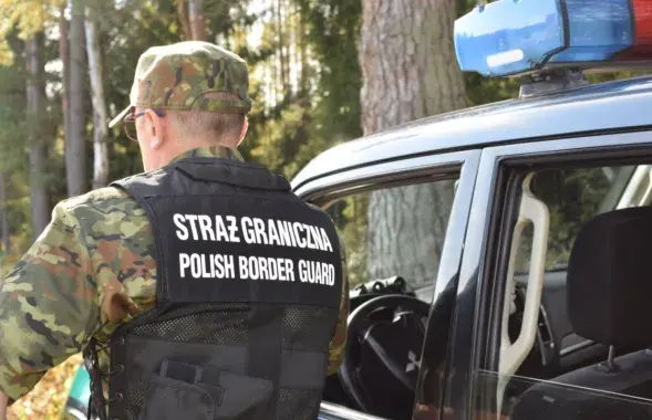 Затрыманыя 7 мігрантаў і яшчэ 13 чалавек, якія дапамагалі ў незаконным пераходзе мяжы / twitter.com/Straz_Graniczna​