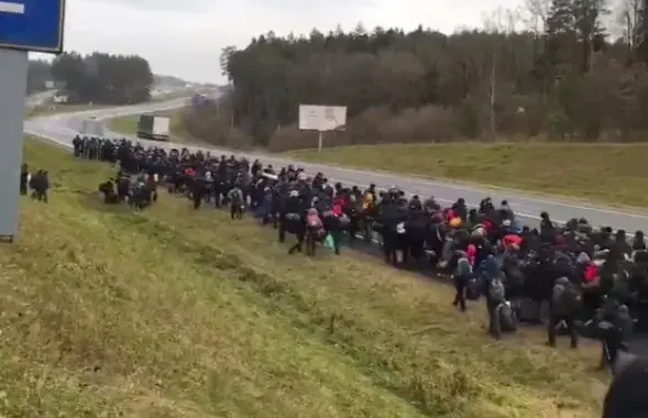 Калона людзей рухаецца па трасе М6 / Скрыншот відэа​