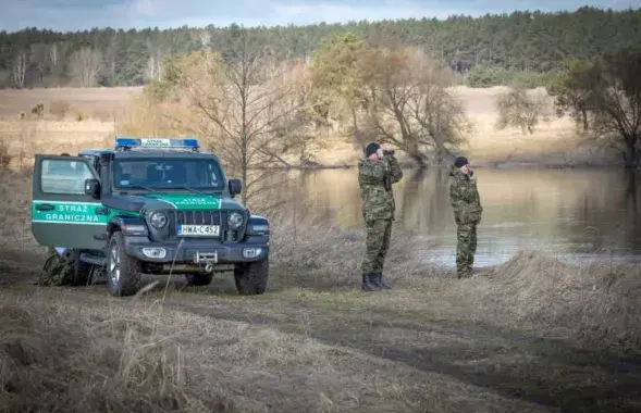 Праз сітуацыю з мігрантамі Польшча ўвяла надзвычайнае становішча на мяжы / twitter.com/Straz_Graniczna​
