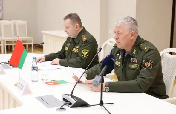 Начальнік Генеральнага штаба УС РБ Віктар Гулевіч (справа)​ / @modmilby
