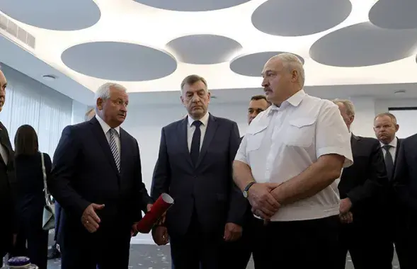 Аляксандр Лукашэнка на прадпрыемстве ў Мёрах / БЕЛТА​
