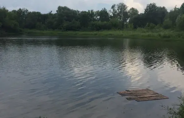 Дзеці каталіся на імправізаваным плыце /&nbsp;mogilev.mchs.gov.by
