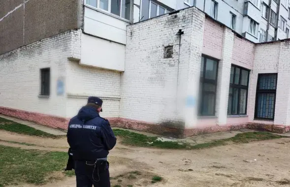 Следователь у дома, где была обнаружена девочка / sk.gov.by