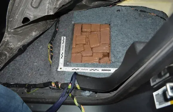 "Закладка" наркотиков в автомобиль. Иллюстративное фото с сайта www.radyjo.net.