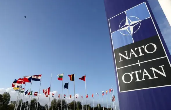 Сцягі перад штаб-кватэрай NATO&nbsp;ў Брусэлі​ / Reuters