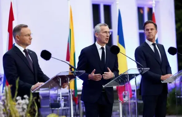 Кіраўнік NATO Енс Столтэнберг (у цэнтры) / Reuters
