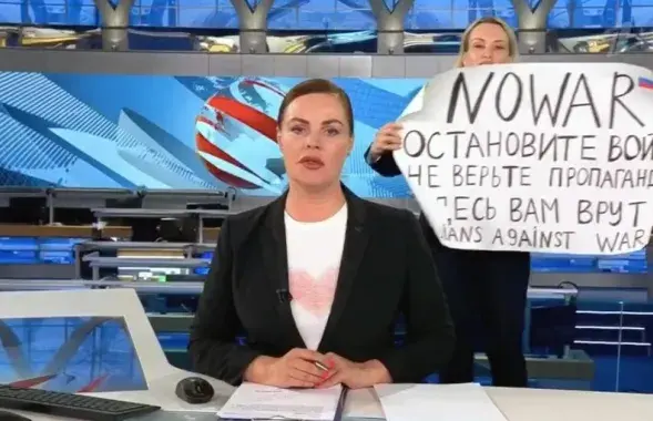 Марина Овсянникова с плакатом в прямом эфире / Скриншот из&nbsp;видео