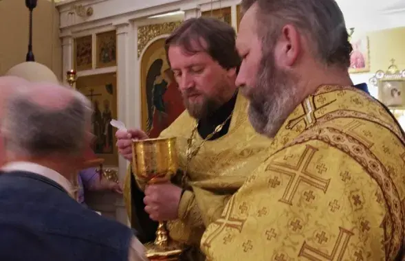 На снимке подозреваемый в центре. Фото из соцсетей.