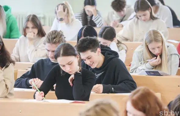Каб паступіць у ВНУ, трэба паспяхова здаць два ЦЭ і адно ЦТ / ілюстрацыйнае фота sb.by
