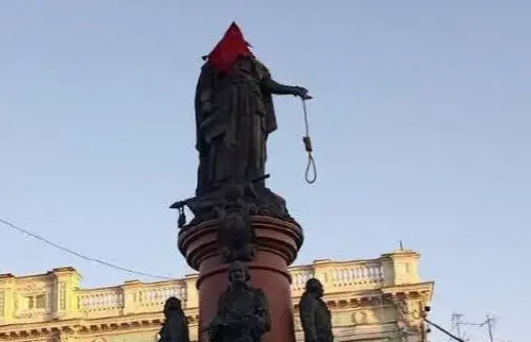 Памятник Екатерине&nbsp;II в Одессе утром в среду /&nbsp;twitter.com/odessatypical
