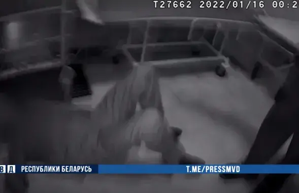 В Гомеле пациент напал с ножом на врача / кадр из видео​