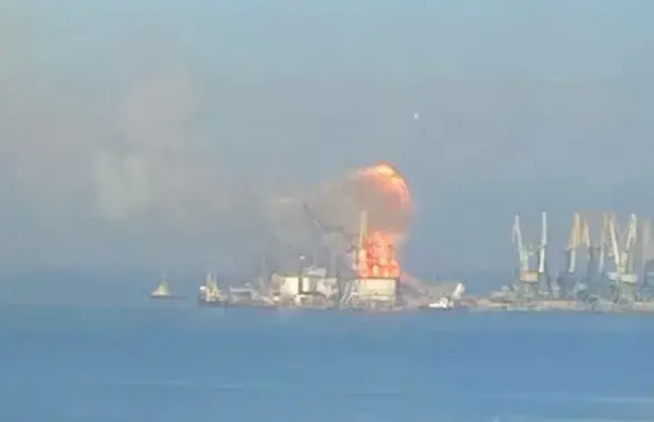 "Орск" горит / facebook.com/navy.mil.gov.ua